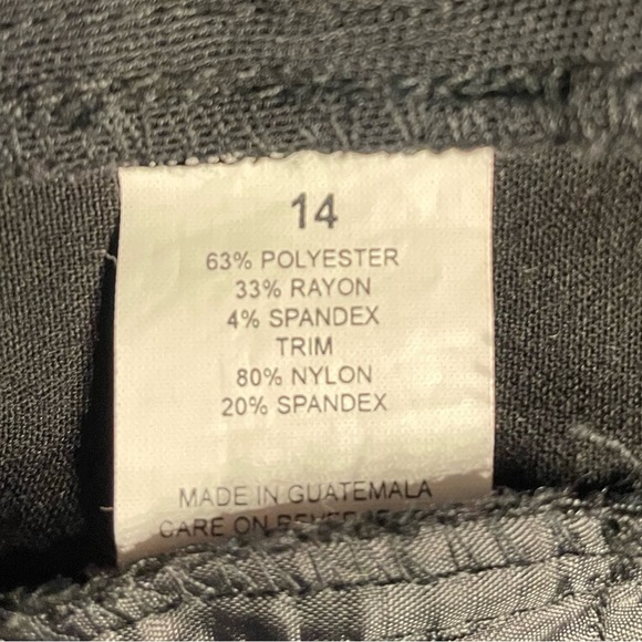 Briggs New York Black Capris, polyester blend, cuffs, mid rise, relaxed, sz 14 - Picture 5 of 5